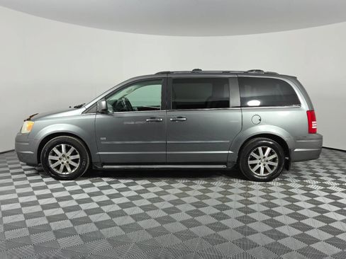 Used 2009 Chrysler Town & Country Touring FWD image 4
