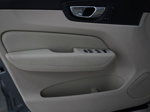 Used 2021 Volvo XC60 T5 Momentum w/ Premium Package image 15