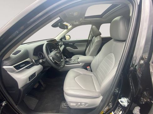 Used 2023 Toyota Highlander XLE AWD/4WD image 9