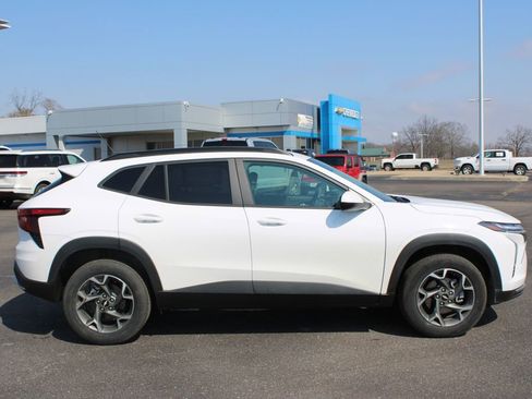 Used 2025 Chevrolet Trax LT image 11