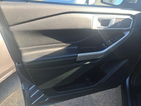 Used 2022 Ford Explorer XLT w/ Equipment Group 202A image 9