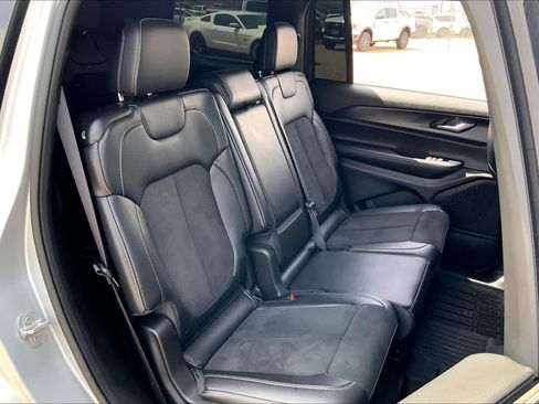 Used 2025 Jeep Grand Cherokee L Laredo image 20