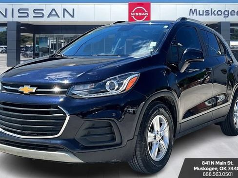 Used 2022 Chevrolet Trax LT w/ LT Convenience Package FWD image 3