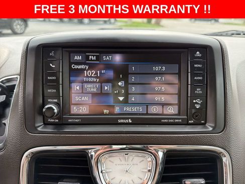 Used 2014 Chrysler Town & Country Touring image 17