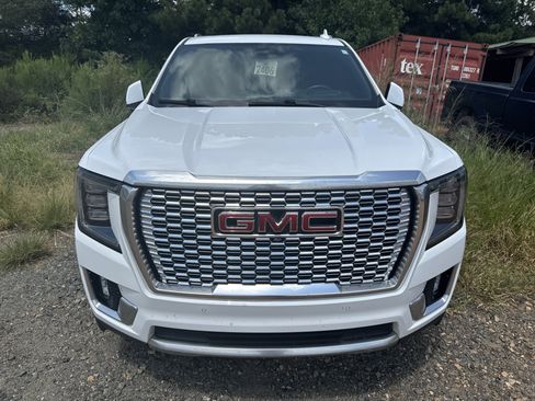 Used 2024 GMC Yukon XL Denali w/ Advanced Technology Package AWD/4WD image 3