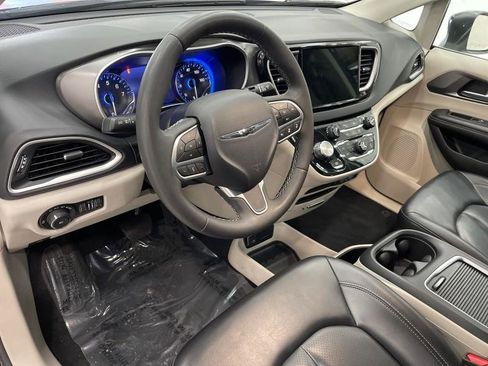 Used 2023 Chrysler Pacifica Touring-L image 13