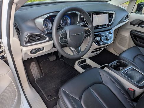 Used 2024 Chrysler Pacifica Touring-L FWD image 10