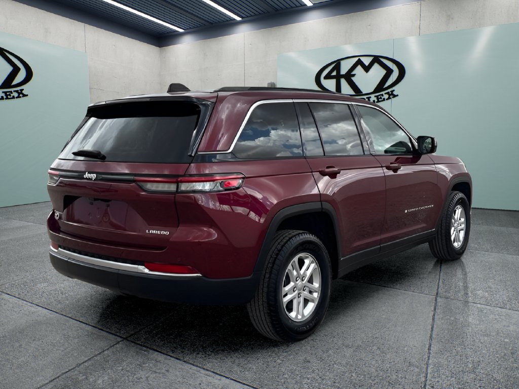 Used 2024 Jeep Grand Cherokee Laredo RWD image 3