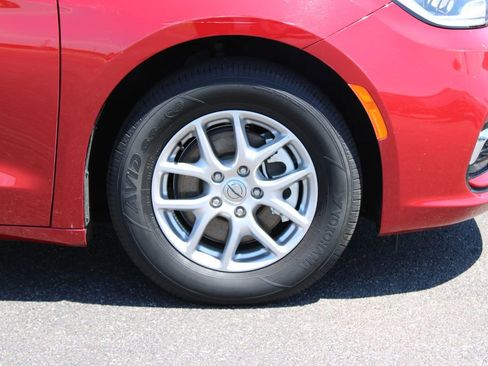 Used 2025 Chrysler Pacifica Select FWD image 12