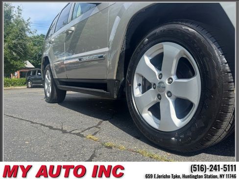 Used 2009 Jeep Grand Cherokee Laredo AWD/4WD image 8