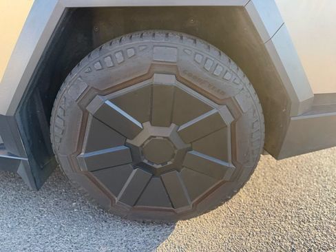 Used 2024 Tesla Cybertruck AWD Crew Cab image 35