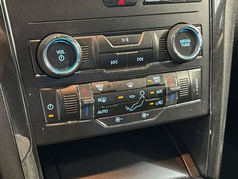 Used 2018 Ford Explorer XLT w/ Equipment Group 201A AWD/4WD image 22
