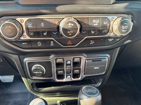Used 2019 Jeep Wrangler Unlimited Sahara w/ Cold Weather Group AWD/4WD image 32