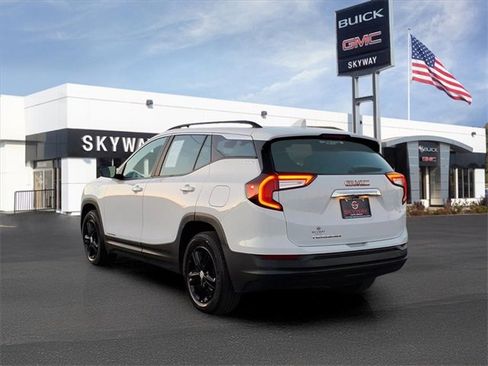 Used 2022 GMC Terrain SLE w/ Driver Convenience Package image 3