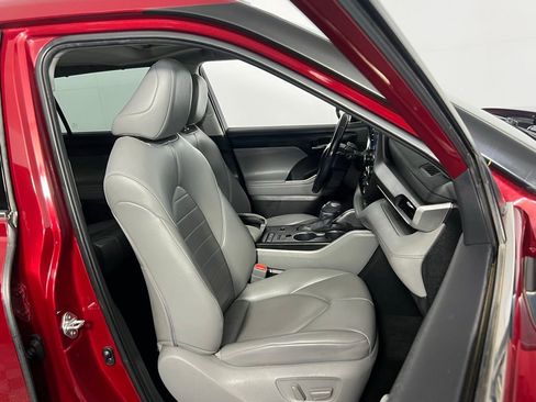 Used 2021 Toyota Highlander XLE image 30