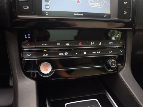 Used 2018 Jaguar F-PACE Premium AWD/4WD image 11