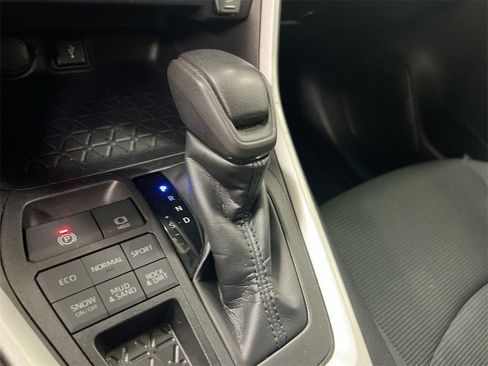 Used 2022 Toyota RAV4 LE image 16