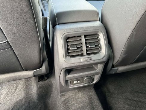 Used 2023 Volkswagen Tiguan SE w/ Panoramic Sunroof Package image 14