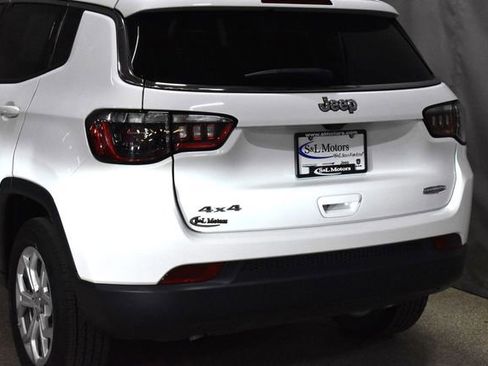 Used 2024 Jeep Compass Latitude image 9