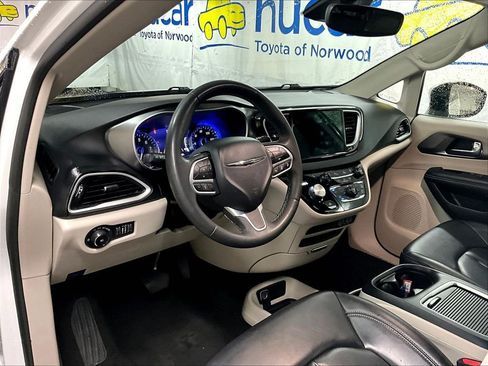 Used 2023 Chrysler Pacifica Touring-L FWD image 8
