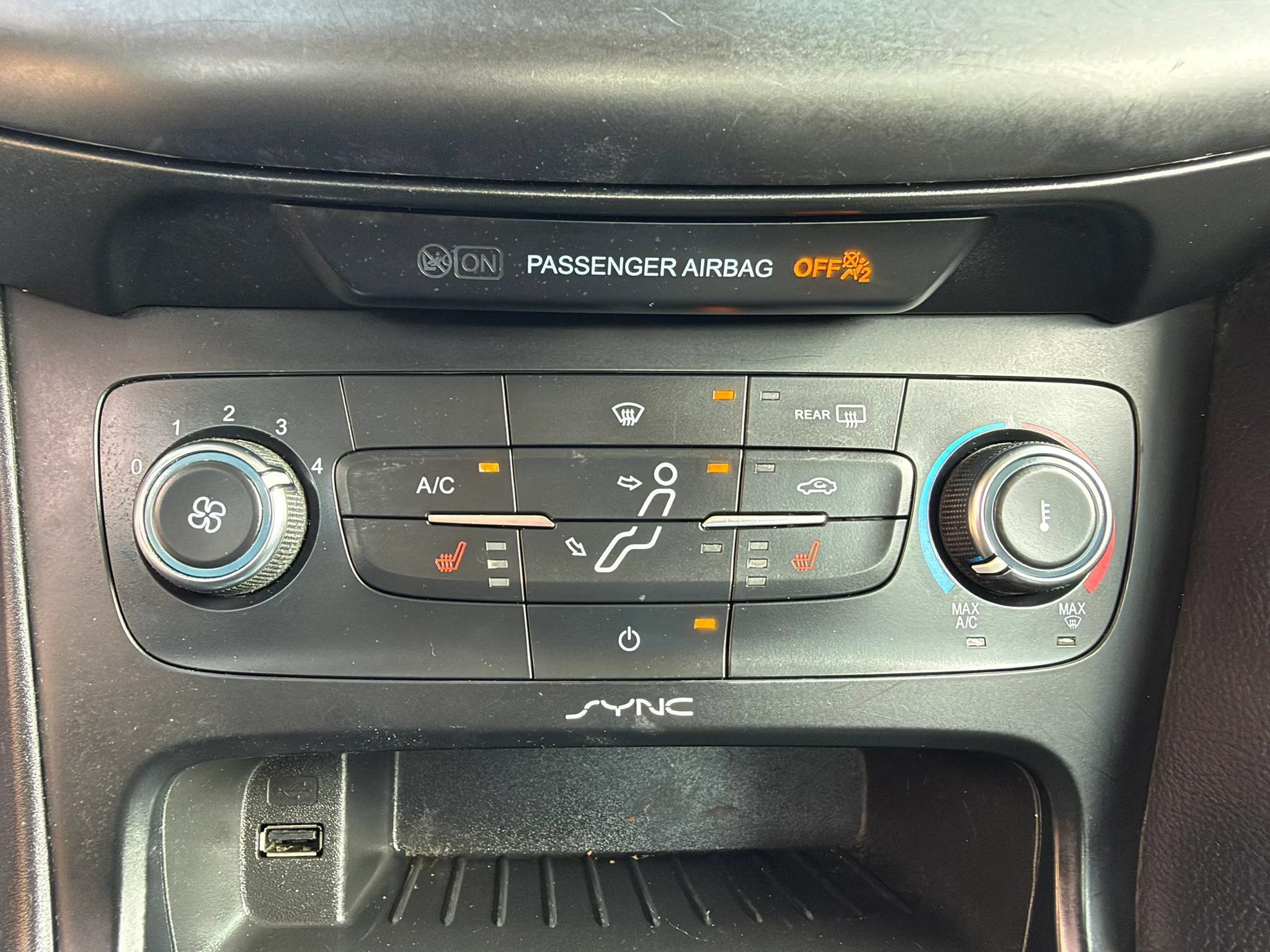 Used 2016 Ford Focus SE w/ SE Cold Weather Package FWD image 22
