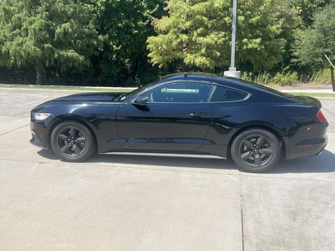 Used 2017 Ford Mustang Coupe RWD image 6