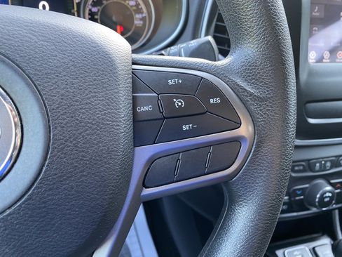 Used 2020 Jeep Cherokee Latitude FWD image 20