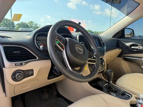 Used 2019 Jeep Cherokee Latitude w/ Popular Appearance Group FWD image 11