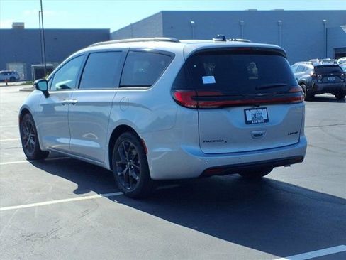 New 2026 Chrysler Pacifica Limited w/ S Appearance Package FWD image 4