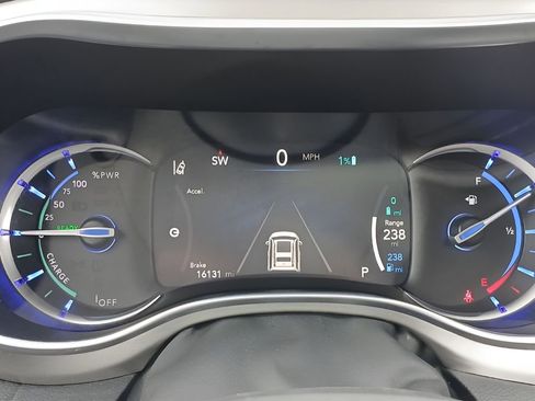 Used 2024 Chrysler Pacifica Premium image 14