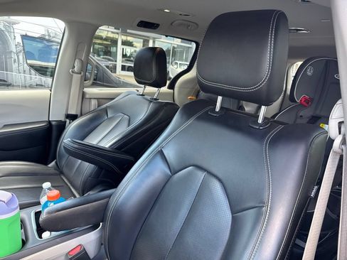 Used 2023 Chrysler Pacifica Touring-L w/ Uconnect Theater Family Group AWD/4WD image 27