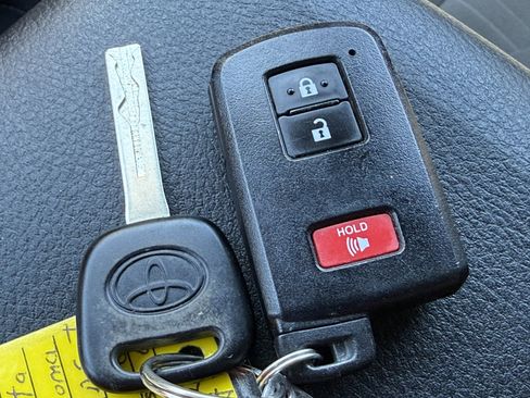 Used 2020 Toyota Tacoma TRD Sport AWD/4WD image 31