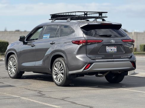 Used 2022 Toyota Highlander Platinum image 5