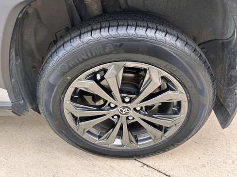 Used 2022 Toyota RAV4 XLE Premium image 33