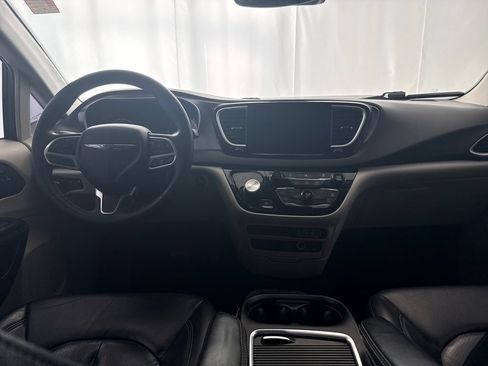 Used 2022 Chrysler Pacifica Touring-L FWD image 12