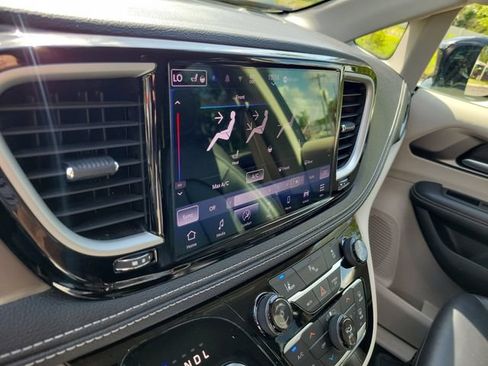Used 2024 Chrysler Pacifica Limited FWD image 21