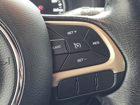 Used 2017 Jeep Renegade Latitude w/ Popular Equipment Group image 33