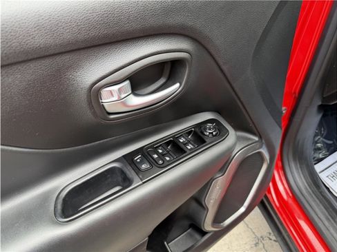 Used 2020 Jeep Renegade Limited w/ UConnect 8.4 Nav Group FWD image 17