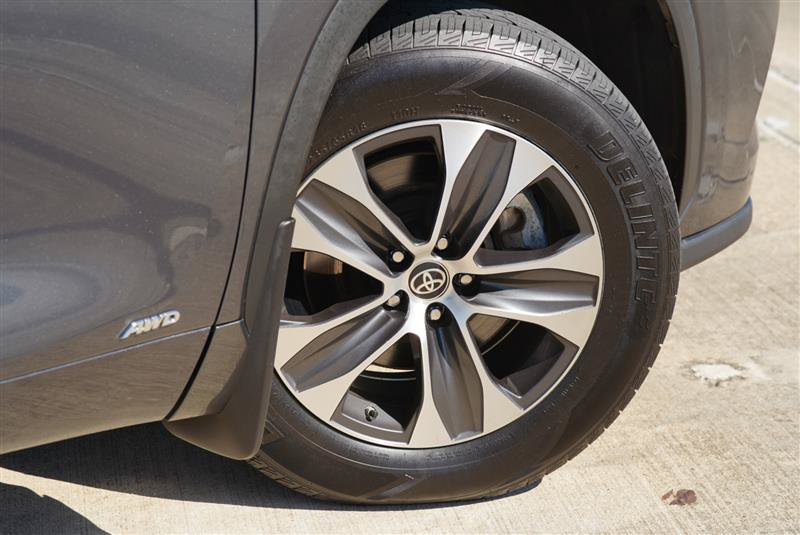 Used 2020 Toyota Highlander XLE AWD/4WD image 17