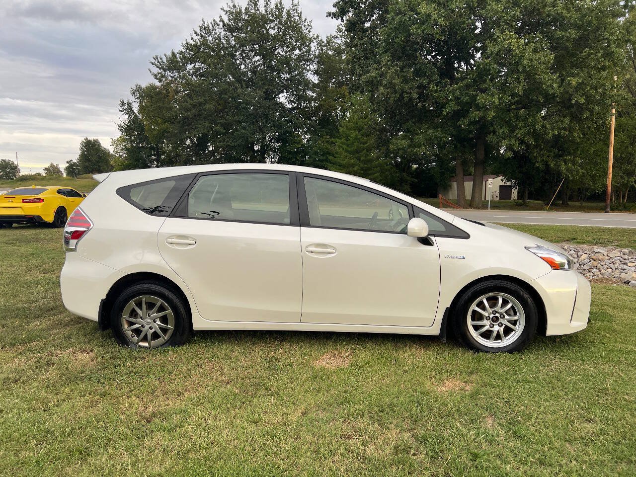 Used 2016 Toyota Prius V Two FWD image 6