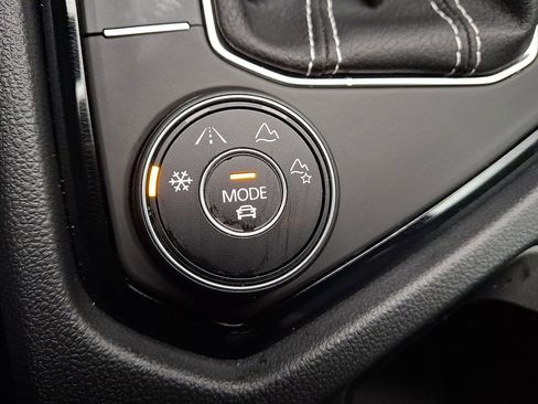 Certified 2025 Volkswagen Taos SE image 26