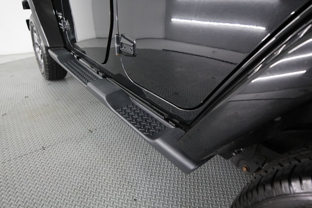 Used 2018 Jeep Wrangler Unlimited Sahara AWD/4WD image 38