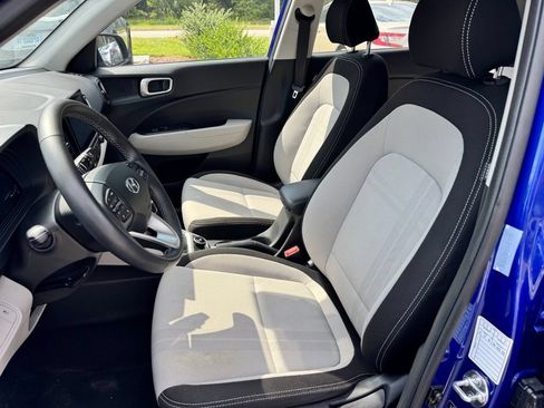 Used 2025 Hyundai Venue SEL FWD image 12