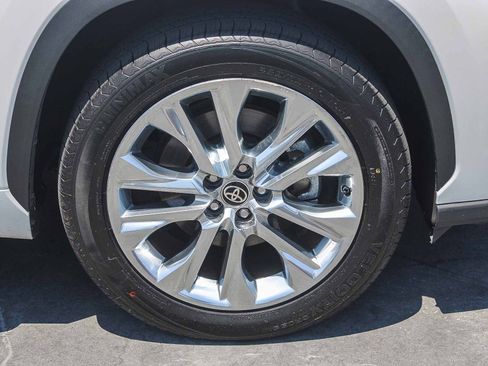 Used 2023 Toyota Highlander Limited FWD image 12