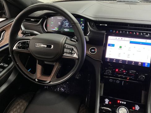 Used 2025 Jeep Grand Cherokee Summit image 5