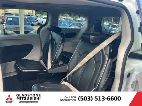 Used 2023 Chrysler Pacifica Limited FWD image 9