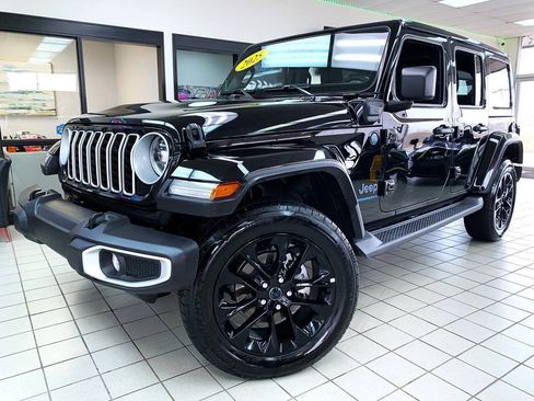Used 2025 Jeep Wrangler Unlimited Sahara w/ Safety Group AWD/4WD image 1