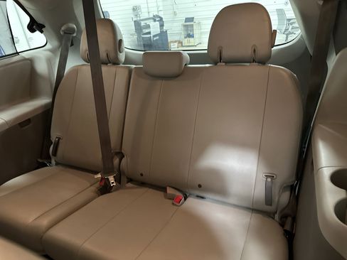 Used 2013 Toyota Sienna XLE image 32