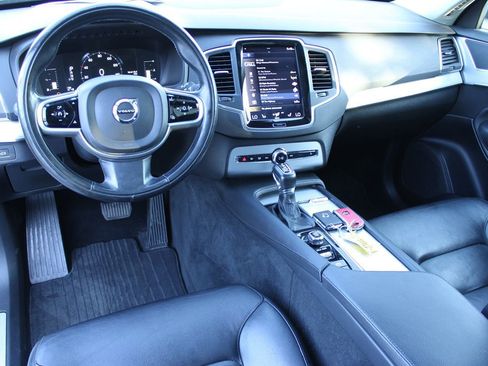 Used 2018 Volvo XC90 T5 Momentum w/ Convenience Package FWD image 15