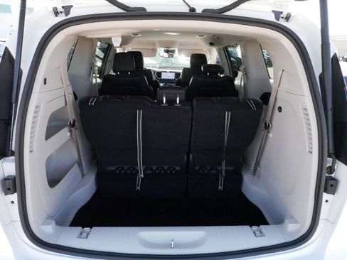 Used 2023 Chrysler Pacifica Touring-L image 17